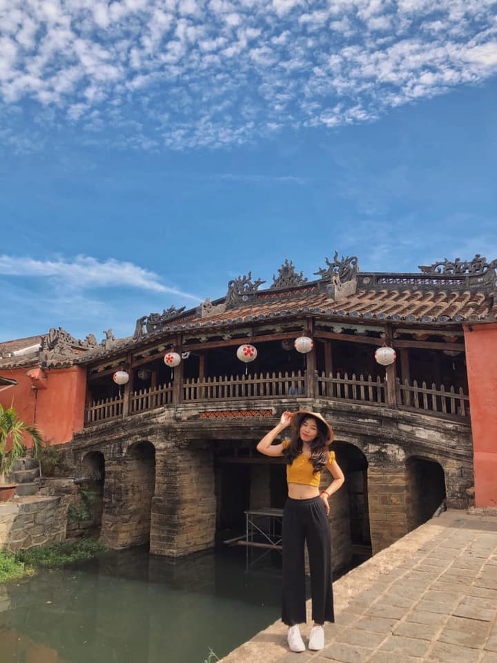 Chùa Cầu được coi là biểu tượng của phố cổ Hội An. Nằm trên chiếc cầu bắc ngang qua con lạch nhỏ trong khu phố cổ Hội An, chùa được xây dựng bởi các thương nhân Nhật Bản vào đầu thế kỷ 17.