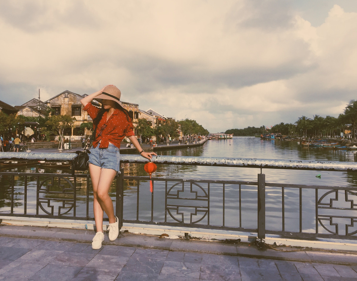 Sông Hoài là điểm tham quan nổi tiếng của Hội An với các hoạt động như chèo thuyền trên sông, thả hoa đăng,…