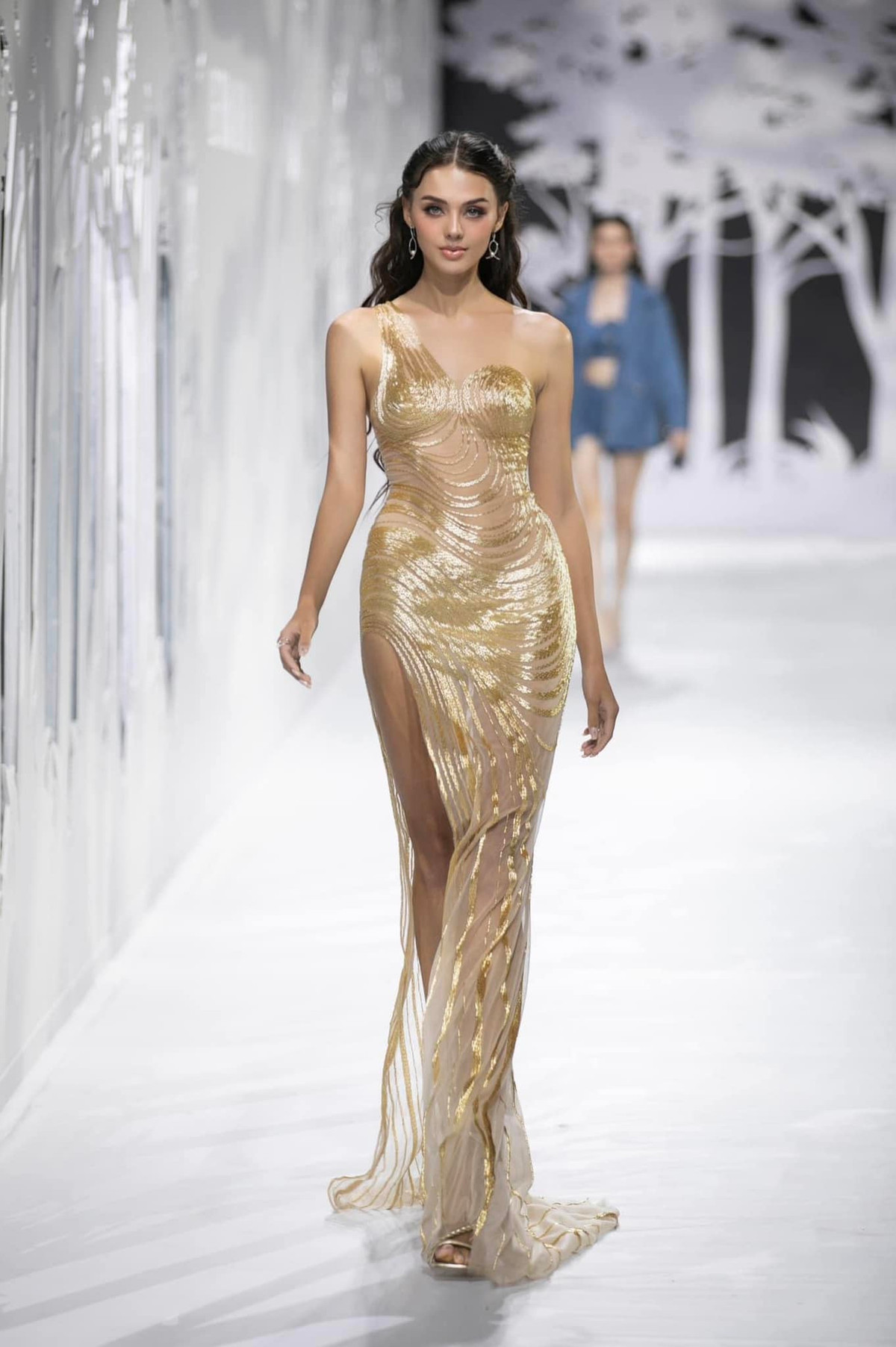 Bà xã của thủ môn Bùi Tiến Dũng còn gây ấn tượng mạnh với người hâm mộ với màn trở lại sàn catwalk sau thời gian nghỉ sinh con.