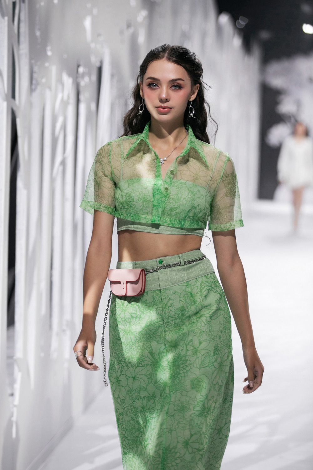 Có thể thấy, sau 4 tháng sinh nở, bà xã Bùi Tiến Dũng đã hoàn toàn lấy lại được vóc dáng siêu mẫu như thời son rỗi.