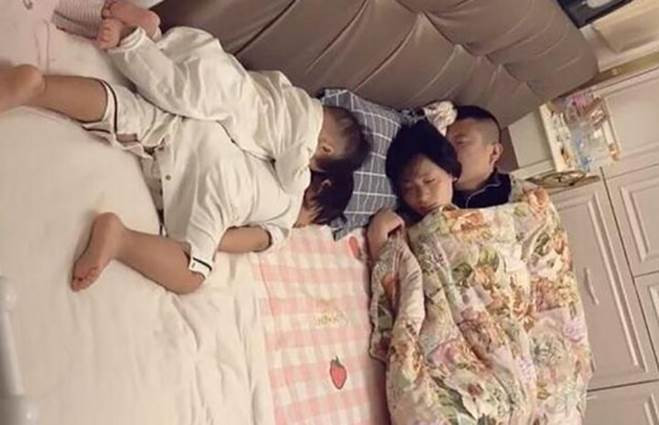 Có bao giờ bạn gặp trường hợp bố mẹ tình cảm quá mức đến nỗi bạn cảm giác như mình là "người vô hình" trong nhà chưa? Mặc dù được chính họ sinh ra nhưng đôi lúc con cái vẫn bị ra rìa, tạo nên loạt hình ảnh hết sức hài hước.