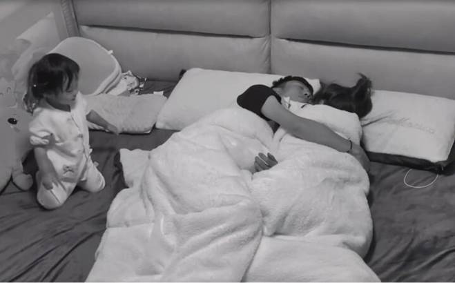 Một chiếc giường, hai thế giới: Thế giới của bố mẹ và thế giới của "sản phẩm đính kèm".