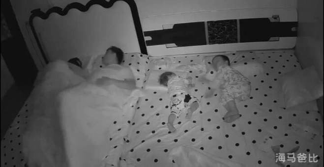 Thông thường, con cái luôn được cho là bảo bối trong nhà. Mọi sự chú ý của bố mẹ đều dồn vào đứa con. Nhưng khi bố mẹ quá yêu nhau thì bỗng dưng người con bị "thất sủng", nhiều khi đứng hình trước màn tình cảm của bố mẹ dành cho nhau.