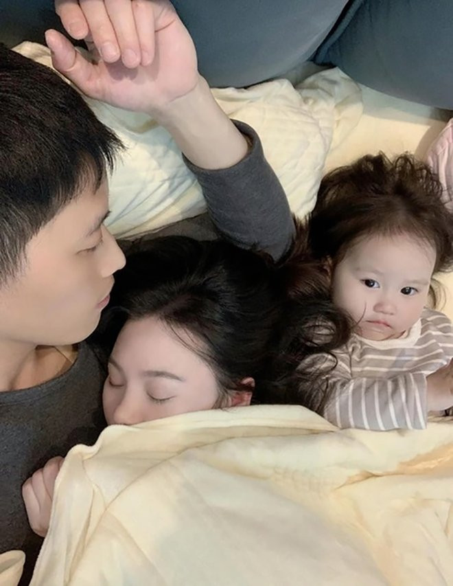 "Ăn cẩu lương" có nghĩa là những người độc thân phải nhìn thấy những cảnh tình cảm ngọt ngào của cặp đôi yêu nhau. Và ở trong trường hợp này kẻ bị cho ăn cẩu lương không ai khác chính là người con.