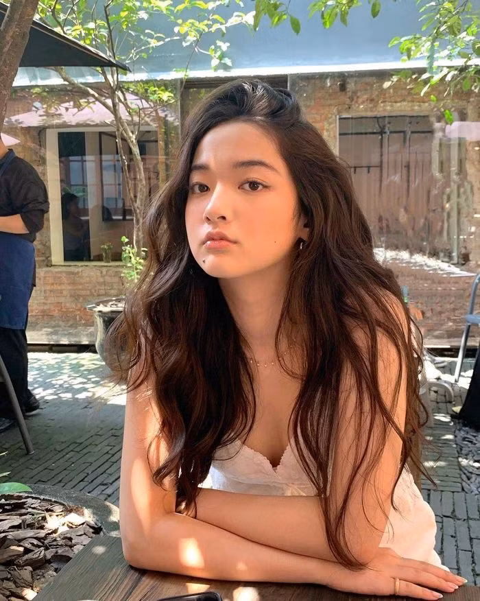 Crystal Yu đầy đặn nhưng nét nào ra nét đó, tỷ lệ dáng người cân đối.