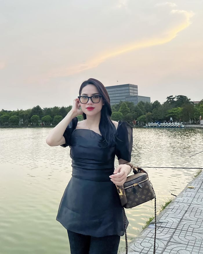 Võ Hà Linh từng thoải mái chia sẻ trên trang nhân rằng cô đã nâng mũi, chỉnh sửa đầu mũi và định hình môi trên để có vẻ ngoài sắc sảo như hiện tại.