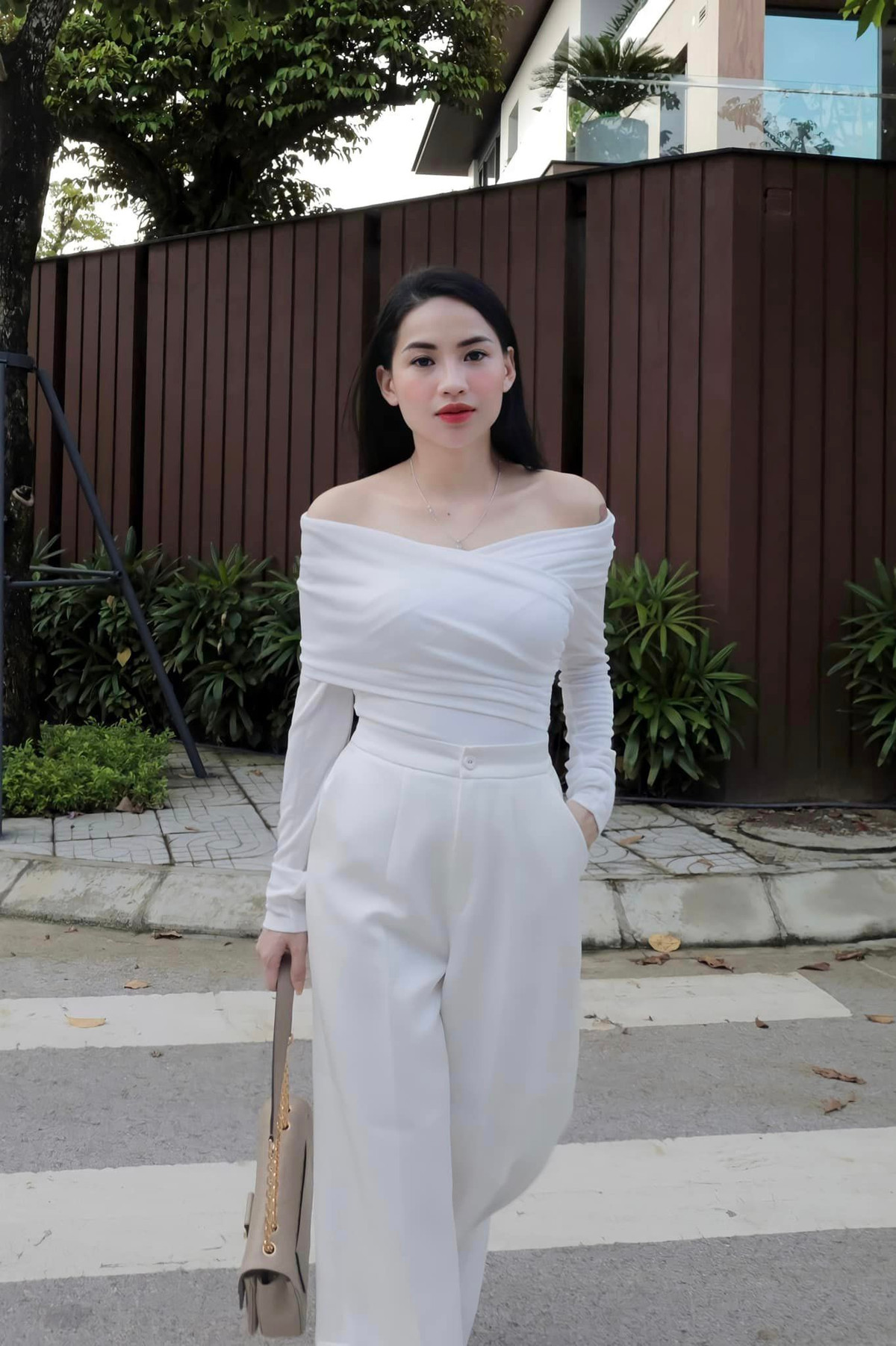 Thời gian qua "chiến thần review" quê Nghệ An vướng lùm xùm về việc livestream bán hàng và bị lập group anti lên đến gần 150.000 thành viên. Cũng vì ồn ào này, mà những câu chuyện trong quá khứ của cô nàng đã bị đào lại..