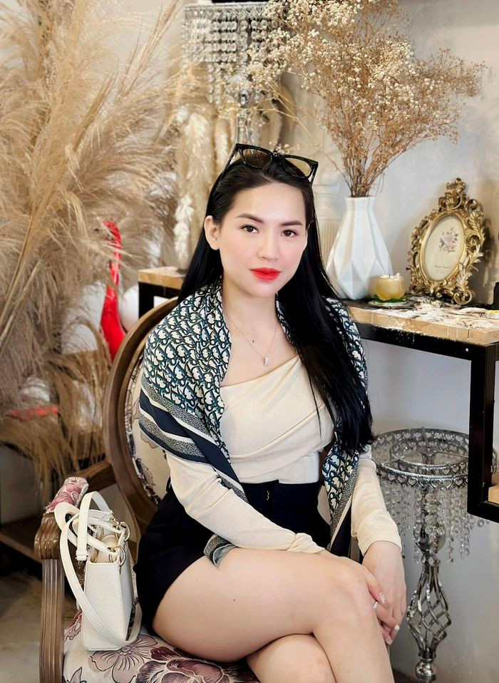 Có thể thấy rõ phần mũi của "chiến thần" Võ Hà Linh trở nên thanh tú và cánh mũi thon gọn hơn. Ngoài ra, gu thời trang của cô cũng trở nên sang trọng, thanh lịch cùng với đó là tài năng make up lên tay rõ rệt.