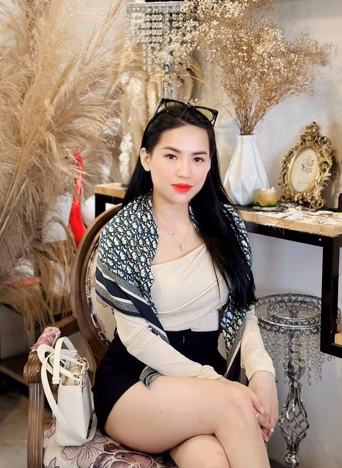 Có thể thấy rõ phần mũi của "chiến thần" Võ Hà Linh trở nên thanh tú và cánh mũi thon gọn hơn. Ngoài ra, gu thời trang của cô cũng trở nên sang trọng, thanh lịch cùng với đó là tài năng make up lên tay rõ rệt.