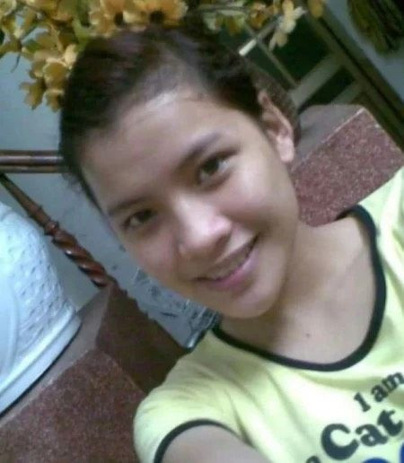 Trong những bức ảnh cũ này, nữ TikToker khá bắt "trend" ở thời điểm đó. Cô nàng để tóc xám "sư tử", selfie từ trên cao và tạo dáng đúng chuẩn xì teen.