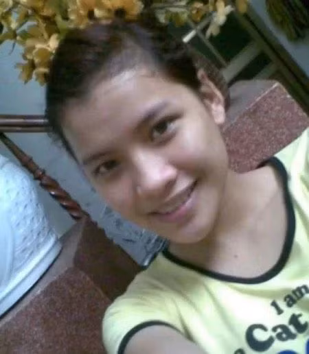 Trong những bức ảnh cũ này, nữ TikToker khá bắt "trend" ở thời điểm đó. Cô nàng để tóc xám "sư tử", selfie từ trên cao và tạo dáng đúng chuẩn xì teen.