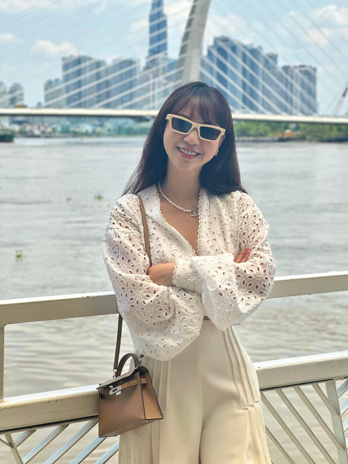 Cô có niềm đam mê với mỹ phẩm, chưa bao giờ vì tiền để review. Các sản phẩm mà cô review đều thuộc hàng cao cấp hoặc mỹ phẩm đến từ một tập đoàn uy tín nào đó. Ảnh: FBNV