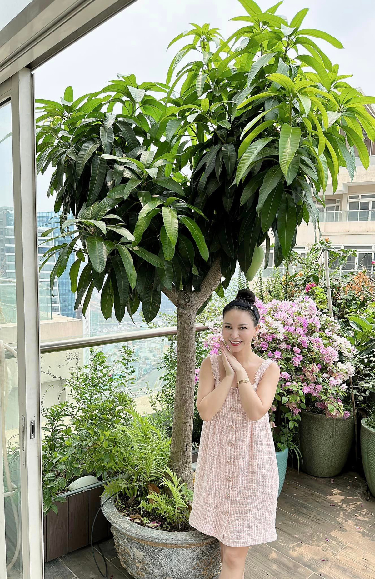 Cô gây ấn tượng bởi vẻ đẹp sang chảnh, lối nói chuyện trẻ trung, cuốn hút.