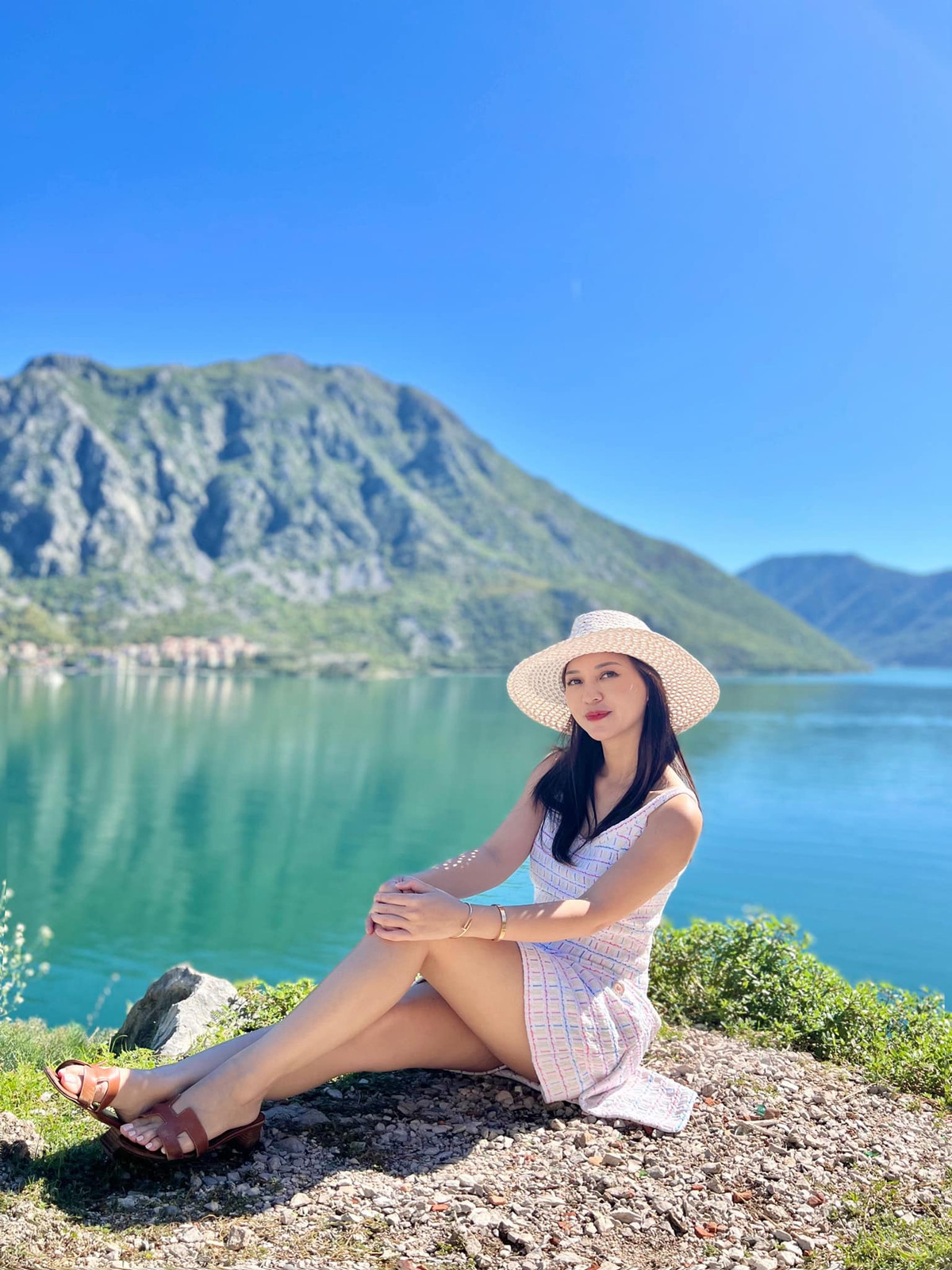 Để giữ được điều này, nữ beauty blogger tiết lộ không bao giờ cãi lại mẹ chồng. "Mẹ nói gì mình cũng nhẹ nhàng dạ thưa nhưng làm theo hay không thì mình sẽ để sau đó”, cô chia sẻ.