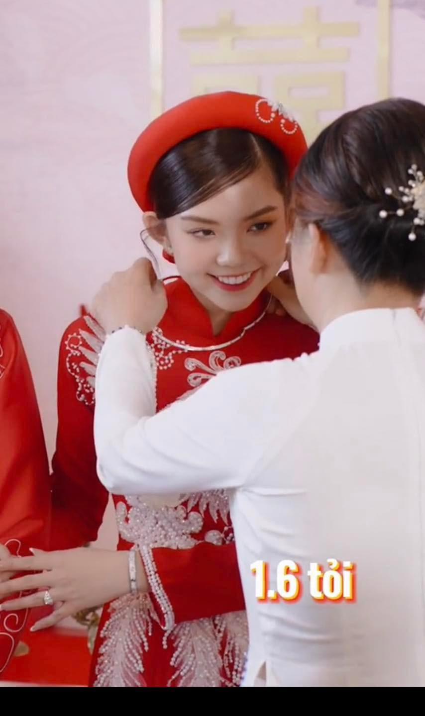 Chưa dừng lại ở đó, cô dâu, chú rể còn nhận được tấm chi phiếu giá trị 5 tỷ đồng cũng rất nhiều vàng cưới.