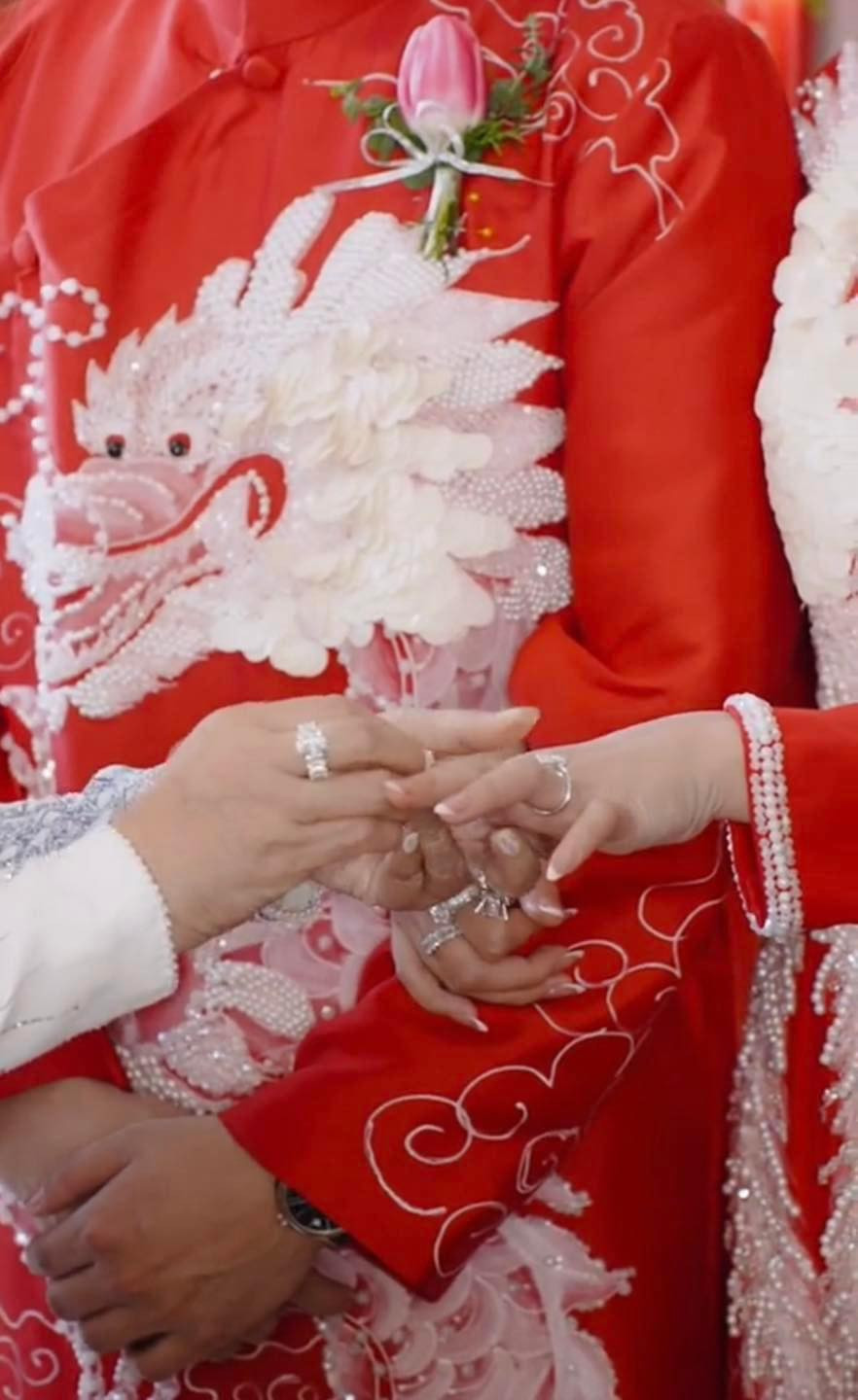 Ngoài số hồi môn hàng trăm tỷ, đám cưới này còn gây chú ý hơn cả khi cô dâu và chú rể đều sở hữu nhan sắc nổi trội. Chú rể điển trai sánh đôi bên cạnh cô dâu xinh đẹp khiến nhiều người phải dành lời khen.