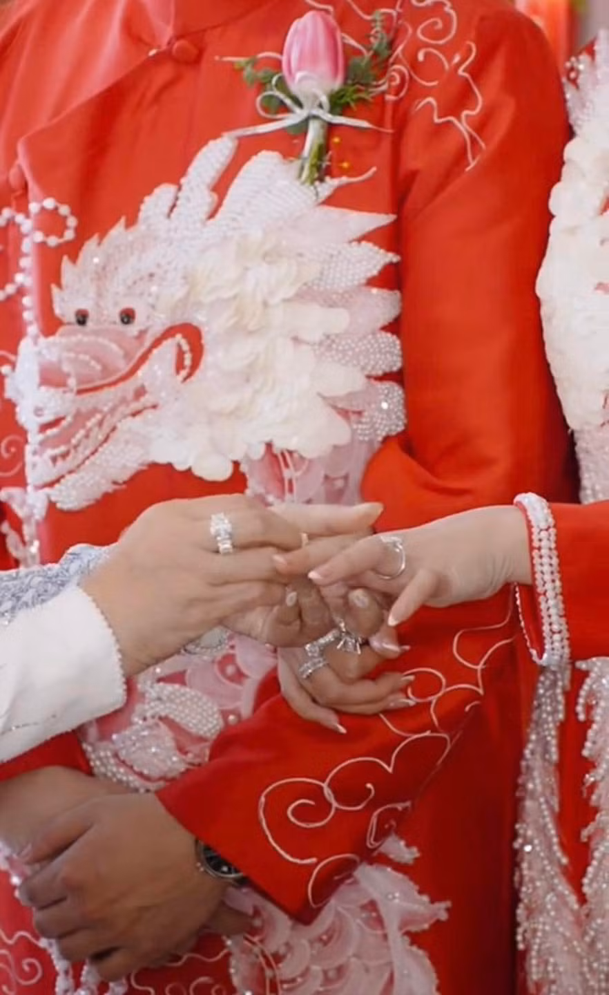 Ngoài số hồi môn hàng trăm tỷ, đám cưới này còn gây chú ý hơn cả khi cô dâu và chú rể đều sở hữu nhan sắc nổi trội. Chú rể điển trai sánh đôi bên cạnh cô dâu xinh đẹp khiến nhiều người phải dành lời khen.