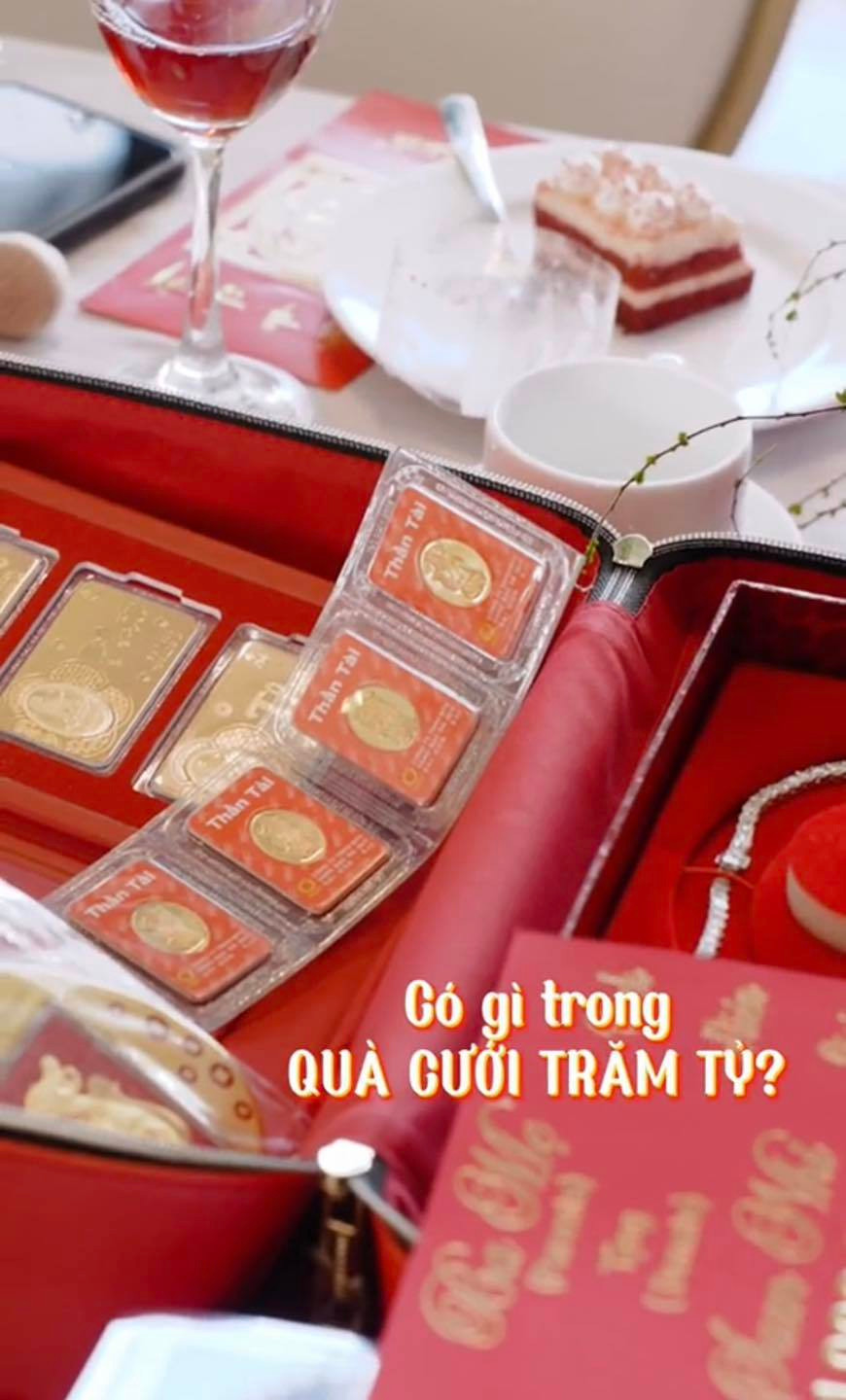 Không ít ý kiến cho rằng, bên cạnh sự giàu có khiến ai cũng phải xuýt xoa, gia đình còn có tấm lòng nhân ái khi sẵn sàng sẻ chia với cộng đồng.