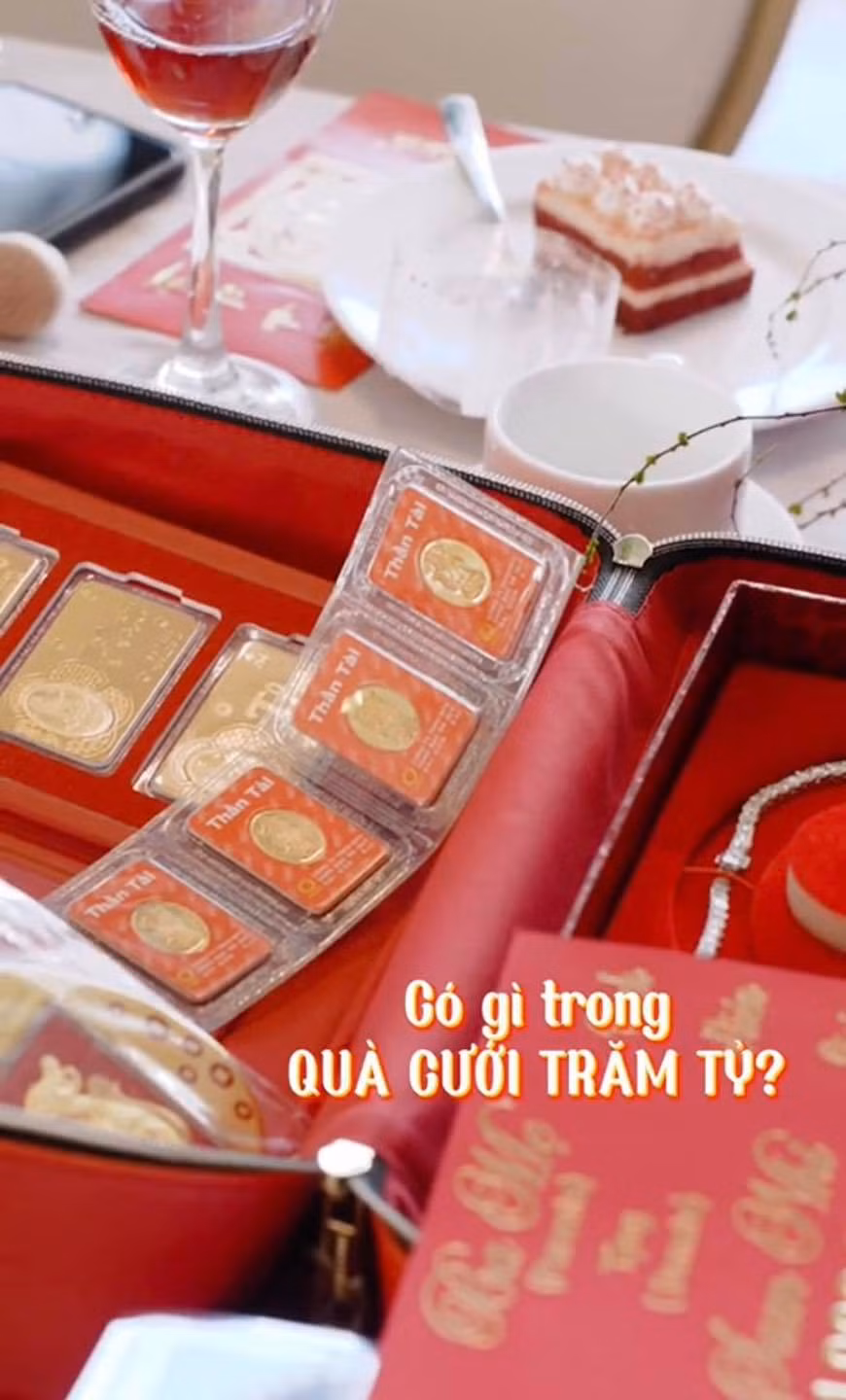 Không ít ý kiến cho rằng, bên cạnh sự giàu có khiến ai cũng phải xuýt xoa, gia đình còn có tấm lòng nhân ái khi sẵn sàng sẻ chia với cộng đồng.