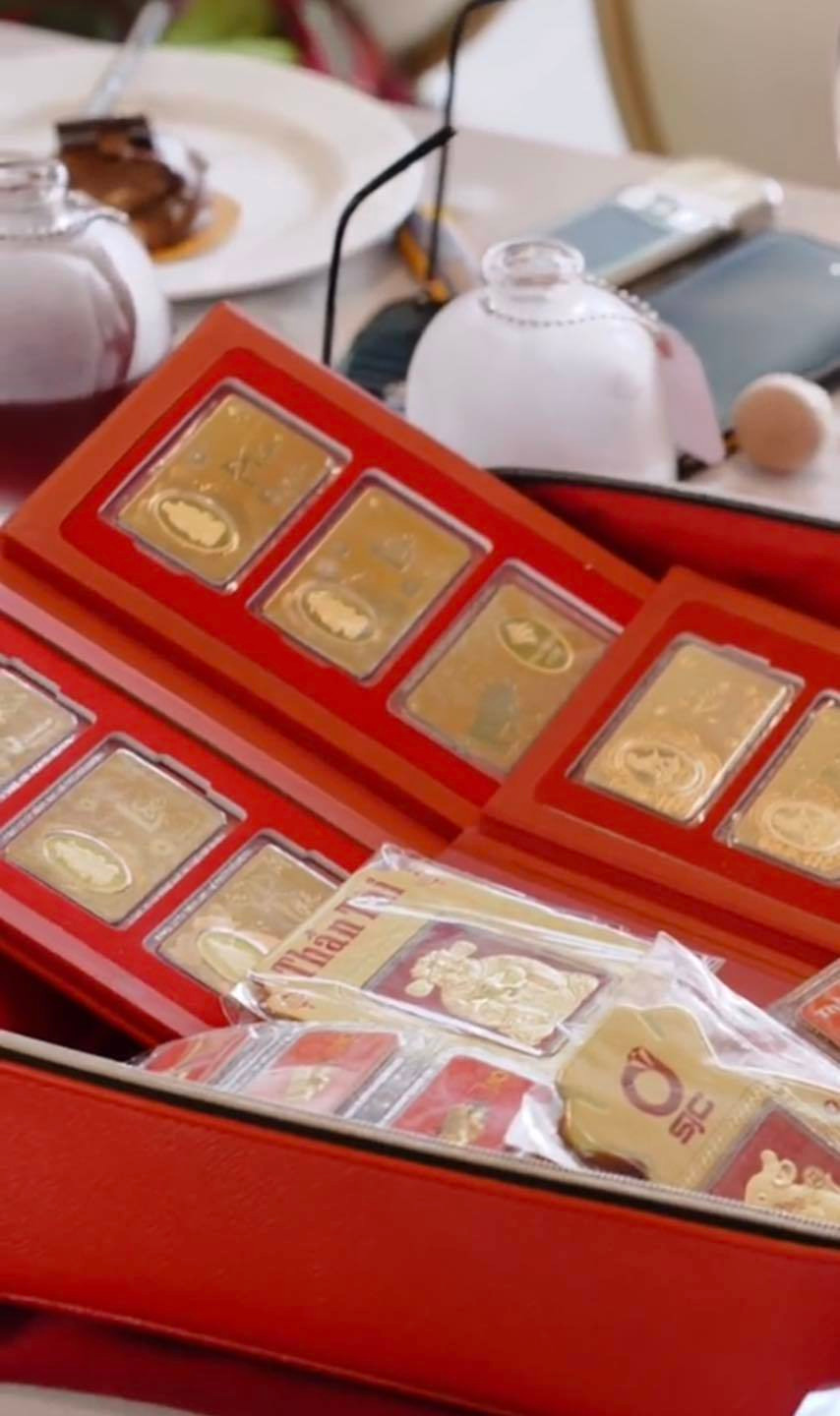 Đặc biệt, để chia sẻ niềm vui và hạnh phúc của hai con với toàn thể mọi người, bố mẹ đã trao tặng một chiếc xe cứu thương nhằm giúp đỡ những bệnh nhân nghèo.