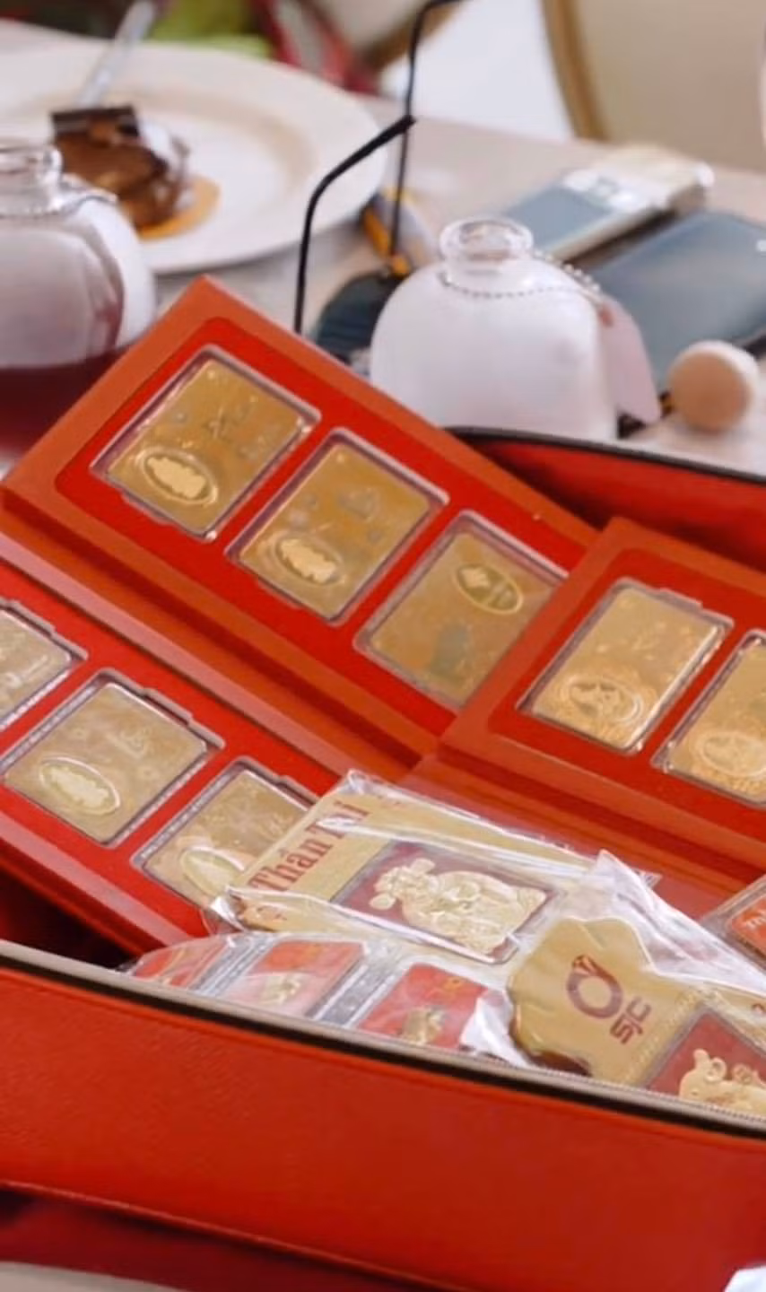 Đặc biệt, để chia sẻ niềm vui và hạnh phúc của hai con với toàn thể mọi người, bố mẹ đã trao tặng một chiếc xe cứu thương nhằm giúp đỡ những bệnh nhân nghèo.