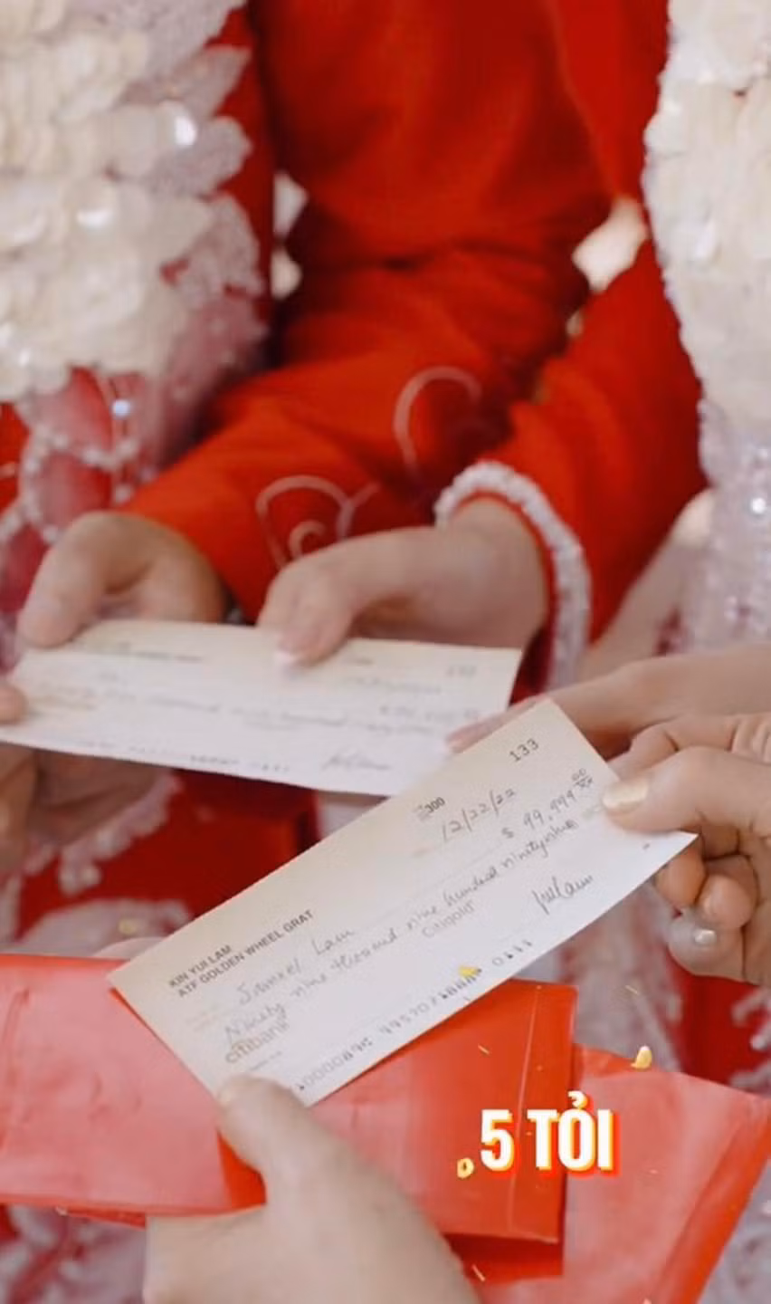 Nhiều người đọc cho rằng, cô nàng đích thị là công chúa bước ra từ trong chuyện cổ tích khi có bố mẹ yêu thương, khởi đầu hôn nhân may mắn, trọn vẹn.