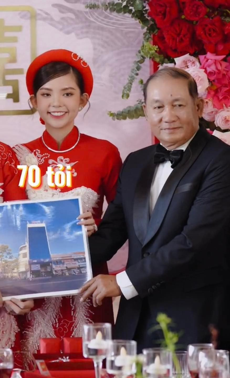 Nhà trai cũng không kém cạnh khi bố mẹ chú rể cũng tặng con dâu chiếc nhẫn kim cương được biết có giá trị lên đến 1,5 tỷ đồng, vòng cổ kim cương 1,6 tỷ đồng.