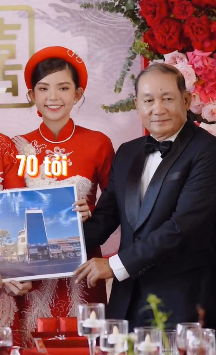 Nhà trai cũng không kém cạnh khi bố mẹ chú rể cũng tặng con dâu chiếc nhẫn kim cương được biết có giá trị lên đến 1,5 tỷ đồng, vòng cổ kim cương 1,6 tỷ đồng.