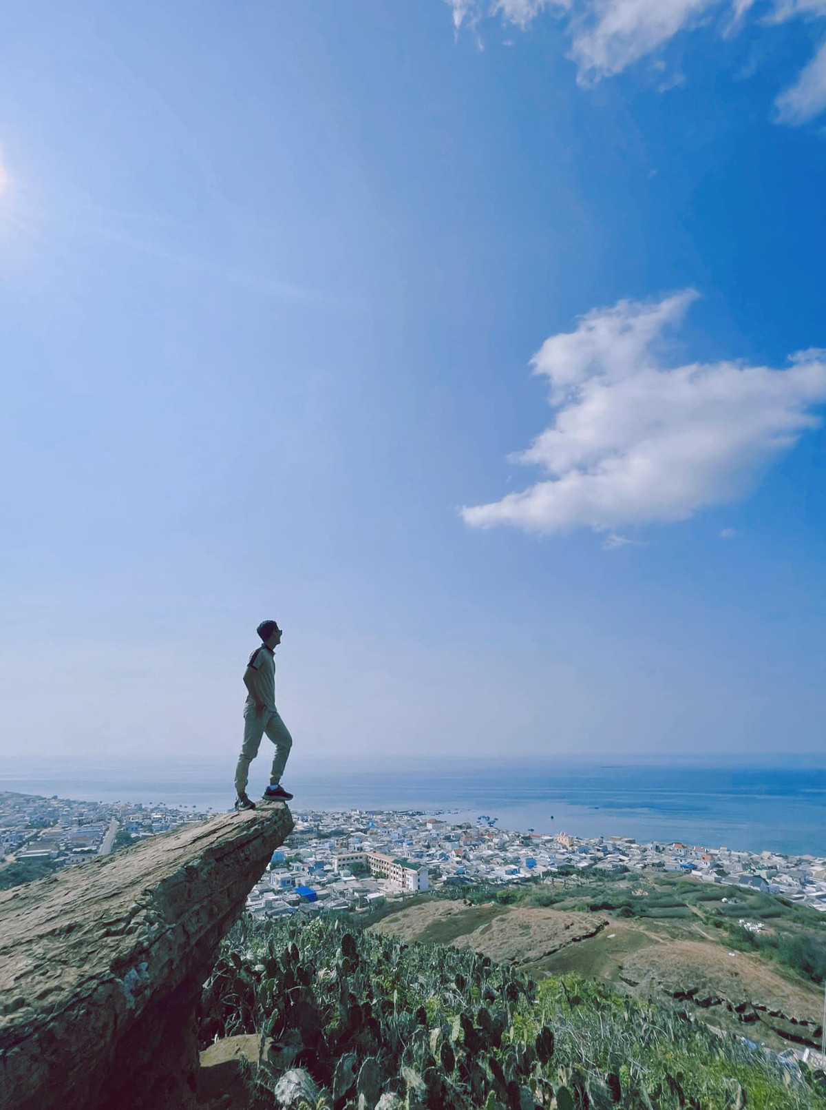 Vào mùa đẹp nhất trong năm du lịch đảo Phú Quý luôn là từ khoá "hot", bởi vậy lượng khách kéo đến Phú Quý bỗng chốc đông như trẩy hội.