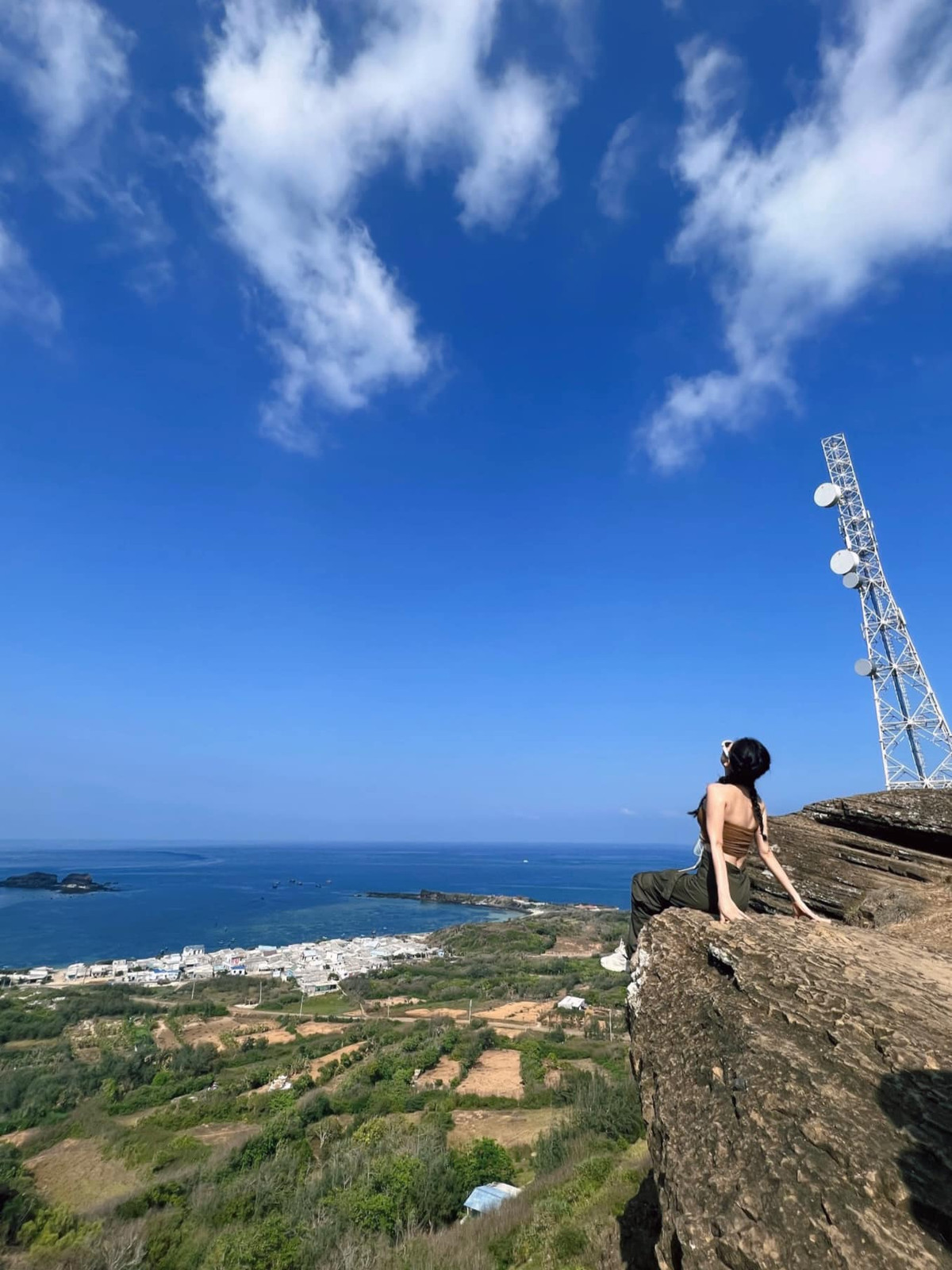  Đảo Phú Quý là điểm du lịch biển đang "hot" trong những năm trở lại đây, nơi đây gần như giữ nguyên vẻ đẹp hoang sơ vốn có nên dễ dàng thu hút khách du lịch.