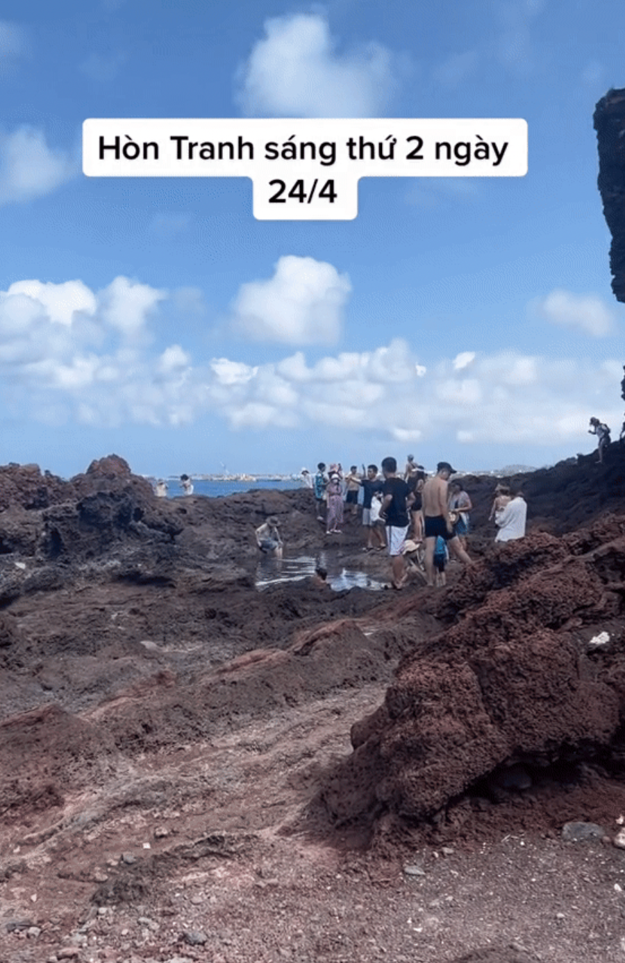 Ngay cả hòn Tranh (một hòn nhỏ trong hệ thống đảo tại Phú Quý) cũng rơi vào cảnh người người chật như nêm.