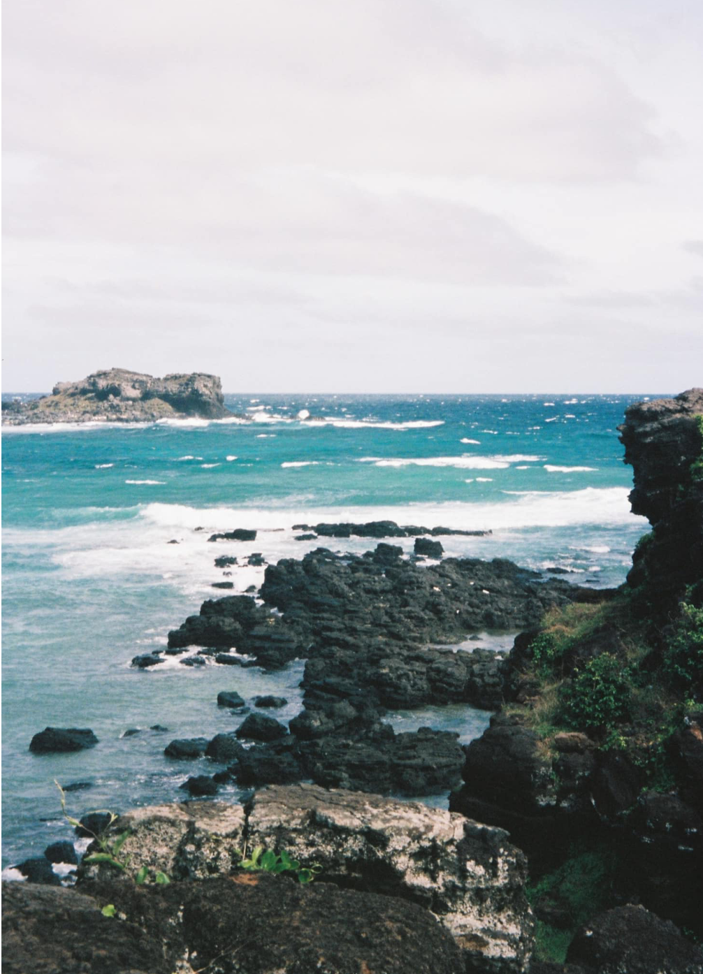 Những ngày cận kề của kỳ nghỉ lễ 30/4 - 1/5, tại những điểm check in đảo Phú Quý luôn trong tình trạng đông đúc du khách, thậm chí họ phải chờ đợi để được chụp ảnh.