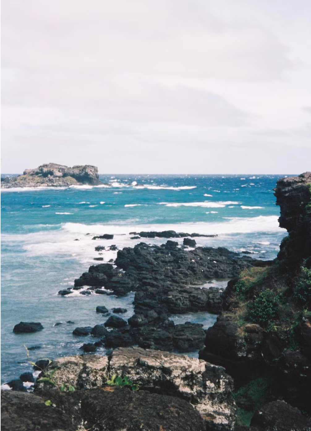 Những ngày cận kề của kỳ nghỉ lễ 30/4 - 1/5, tại những điểm check in đảo Phú Quý luôn trong tình trạng đông đúc du khách, thậm chí họ phải chờ đợi để được chụp ảnh.