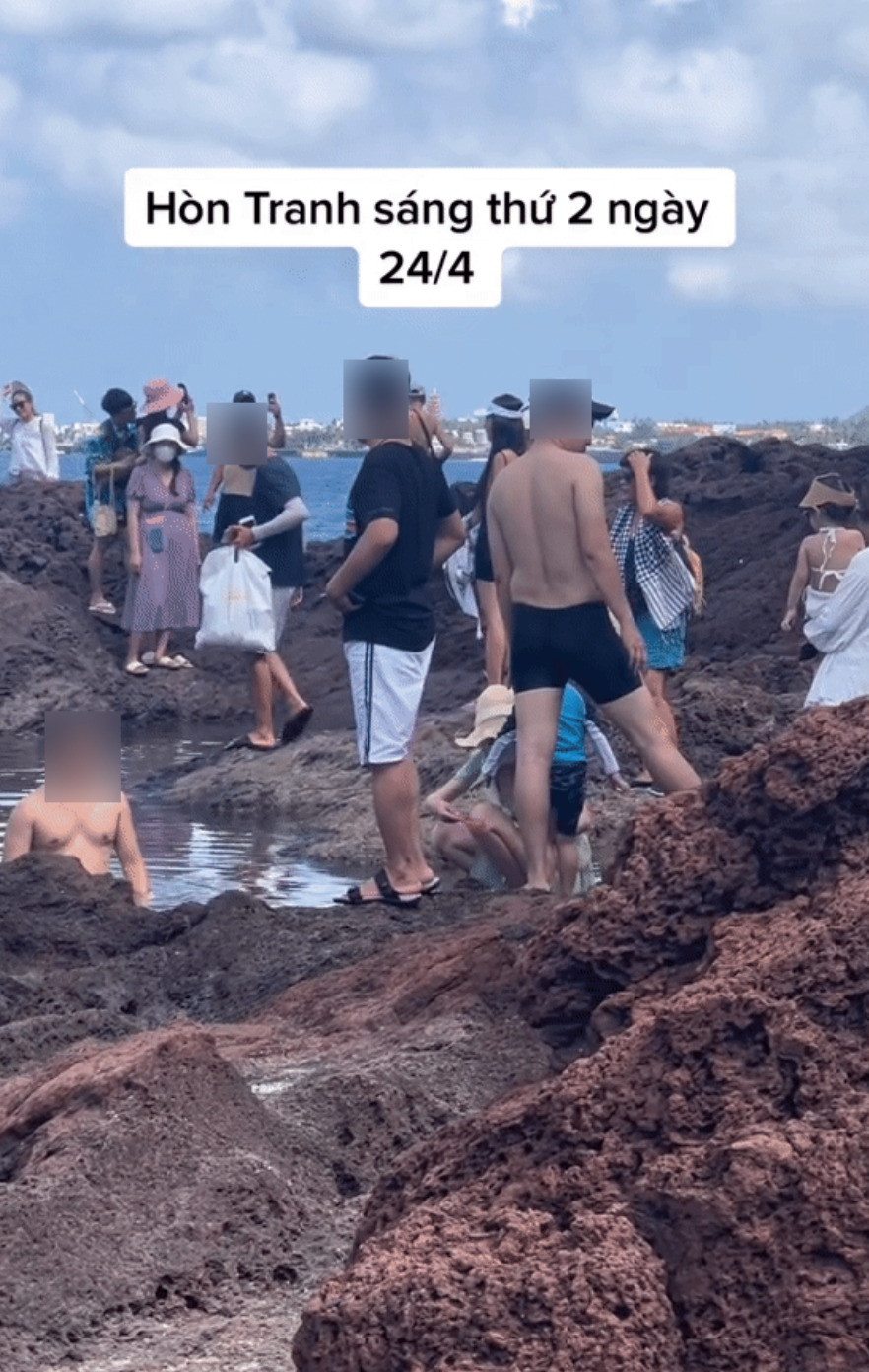 Người đến vui chơi, tham quan đông nghịt tại các địa điểm xinh đẹp trên hòn đảo.