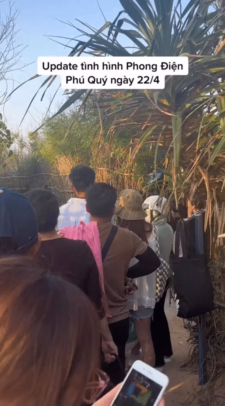 Một người chỉ có thể tranh thủ chụp vài tấm hình là sẽ phải di chuyển đi chỗ khác để những người đứng sau có cơ hội chụp.