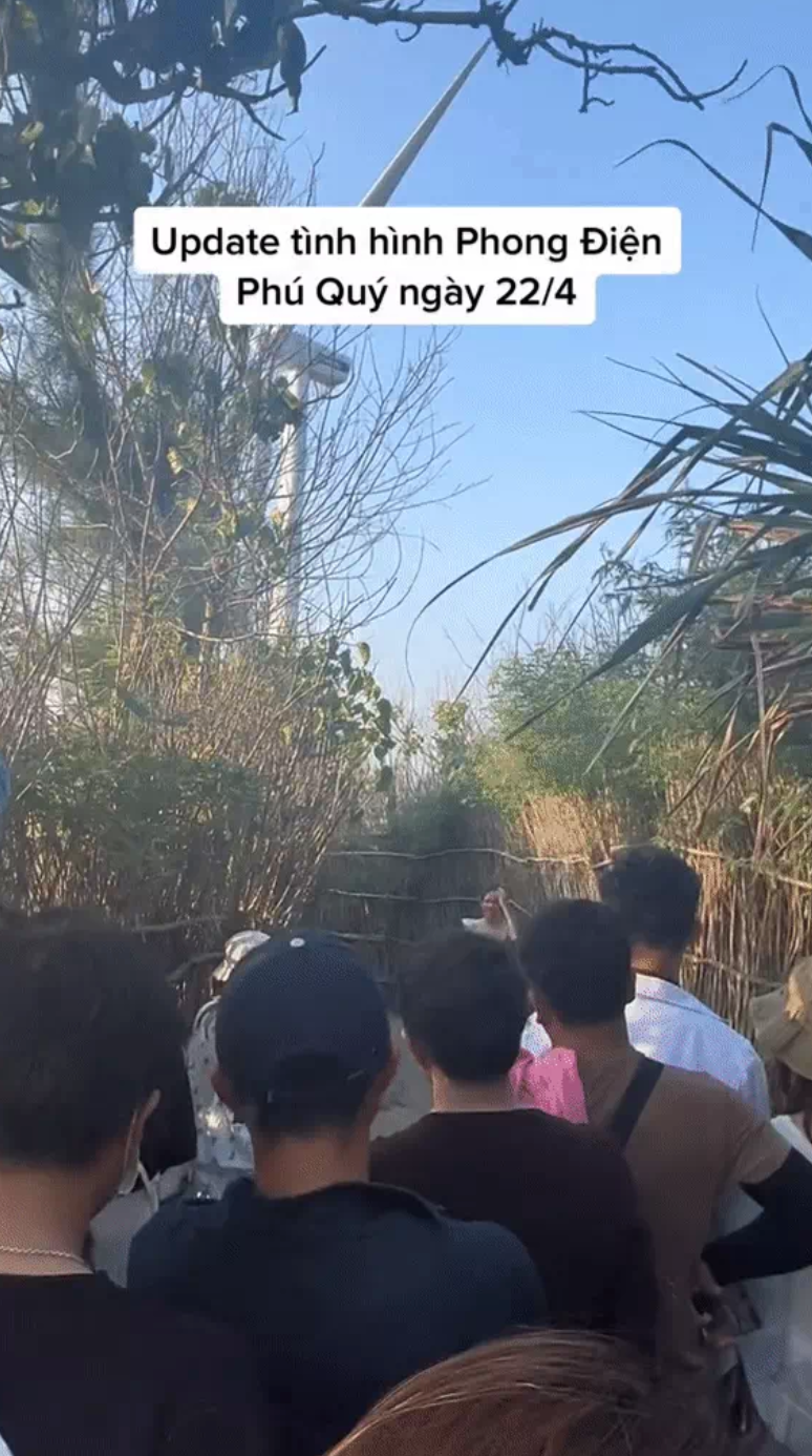 Cảnh tượng xếp hàng chờ chụp ảnh tại đây khiến không ít người chán nản, đúng là mùa đẹp nhất trong năm nên đảo Phú Quý nơi nào cũng chật kín người.