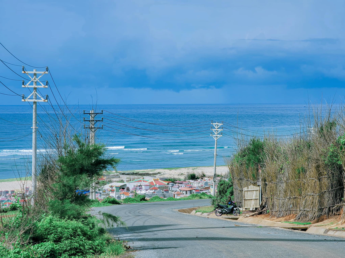 Đặc biệt là năm 2023, khi Phú Quý được xuất hiện trong nhiều bộ ảnh, thước phim cực kỳ thơ mộng thì lượng khách đổ về nơi này càng ngày càng đông đúc.