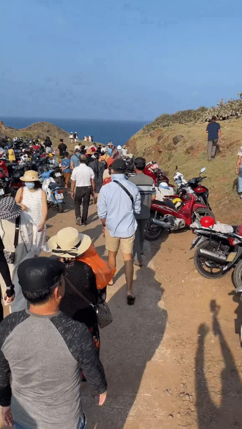 Dự đoán rằng từ đây đến hết kỳ nghỉ lễ, lượng khách đổ về du lịch đảo Phú Quý vẫn sẽ đông đúc và náo nhiệt. Ảnh: Tổng hợp