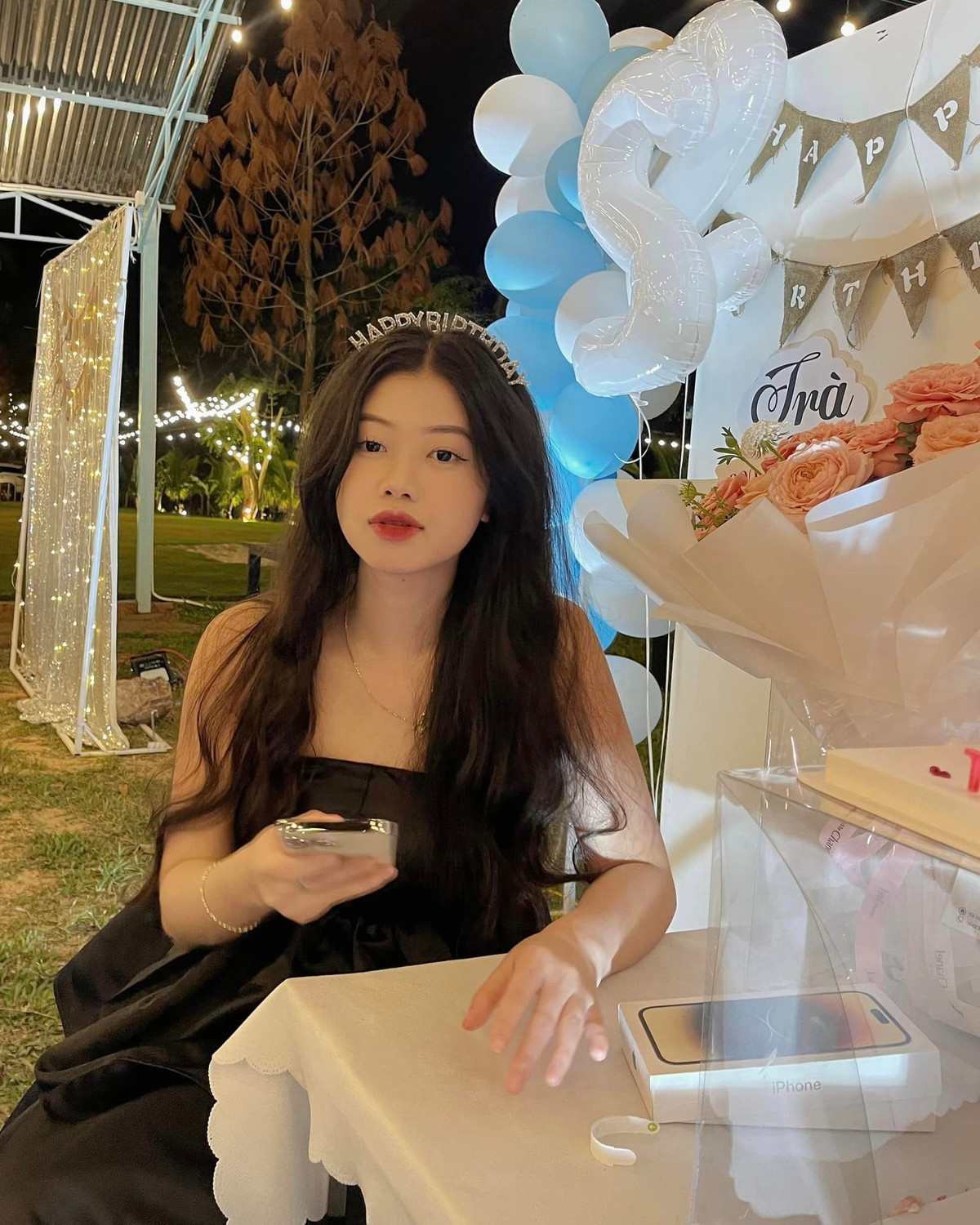 Những bộ trang phục mà cô giáo trẻ này mặc lên lớp đều toát lên được sự tinh tế, sang trọng.