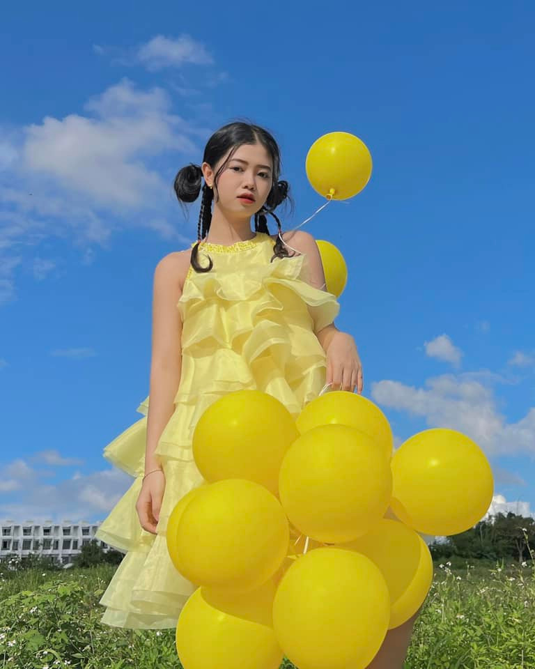 Với ngoại hình xinh xắn và cách phối đồ cực xinh, không ngạc nhiên khi cô giáo này sở hữu tài khoản mạng xã hội có nhiều người theo dõi, chỉ riêng tài khoản Instagram đã có gần 200 ngàn followers.