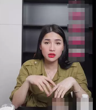 Lần livestream bán sản phẩm này, dù đạt kỷ lục như lần trước nhưng "chiến thần reivew" lại gây tranh cãi vì ""bán phá giá" một sản phẩm dầu gội. Trước thắc mắc của netizen, cô khẳng định không có dầu gội xanh 18K và nâu 11K mà là hình thức mua combo khuyến mãi.