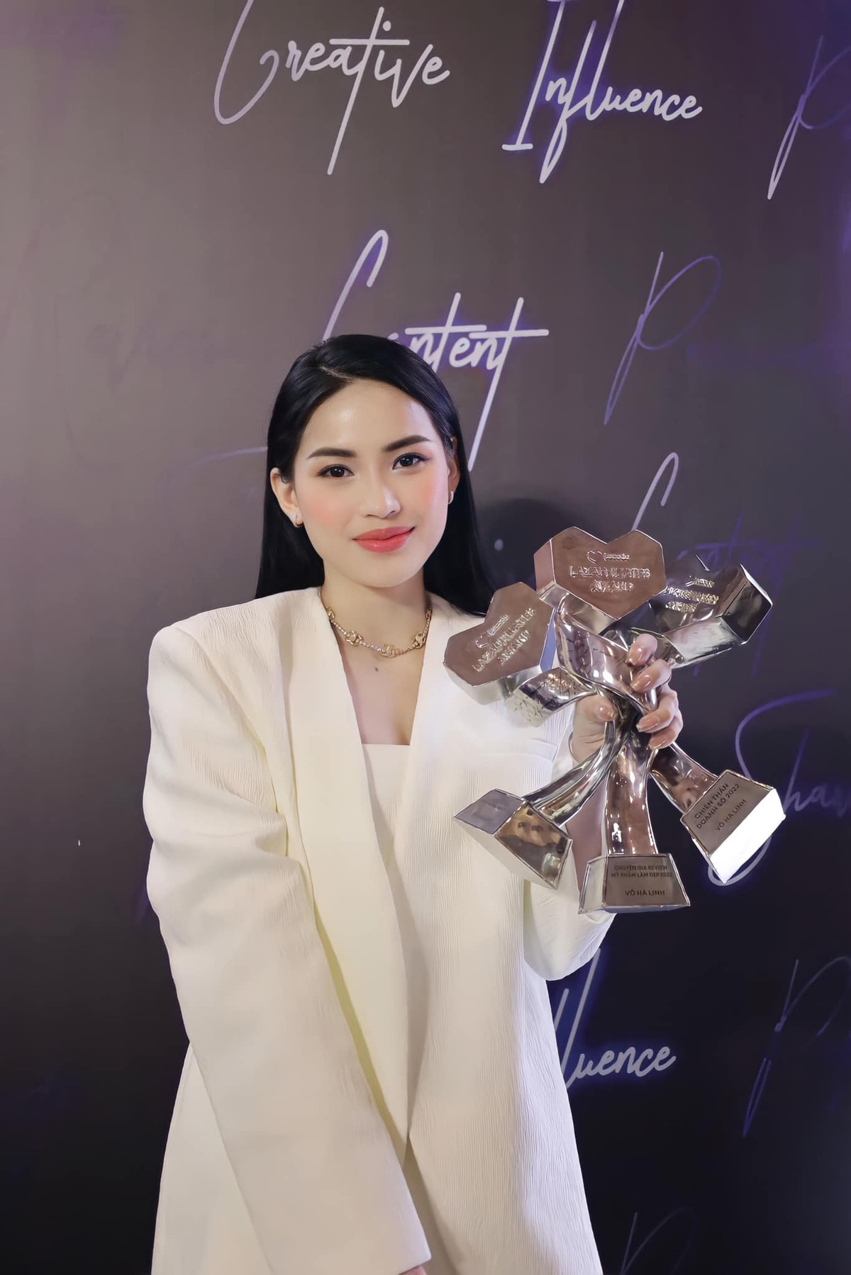 Việc các KOL chuyển hướng sang thương mại, livestream bán hàng trên các nền tảng MXH dường như đã trở thành trào lưu thời gian qua. Tuy nhiên trào lưu này lại tạo nên hai mặt lợi và hại gây tranh cãi.