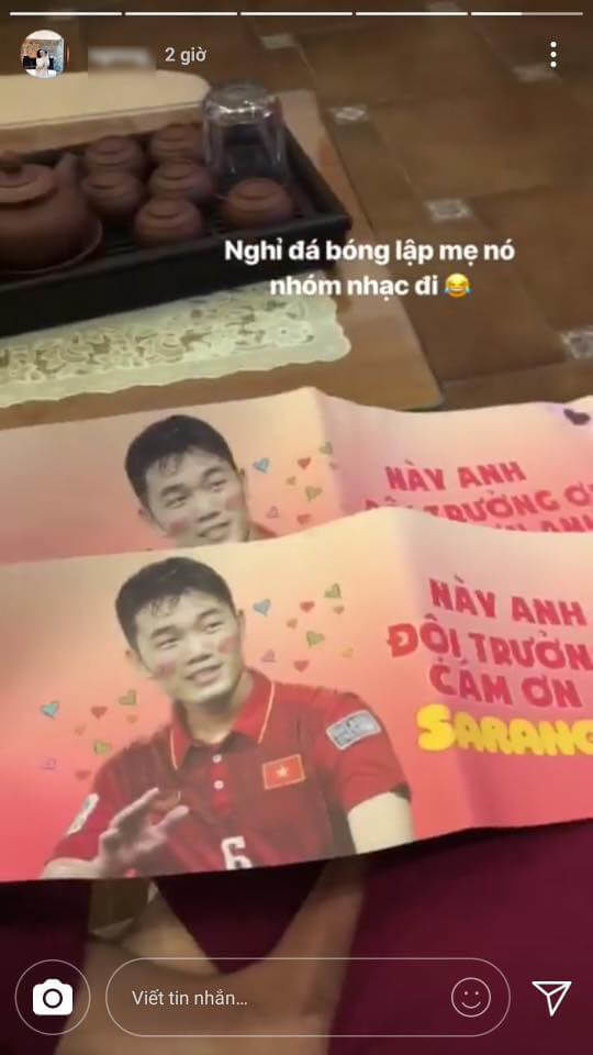 Cụ thể, 4 bức ảnh được cho là xuất phát từ tài khoản Instagram của cô, trong đó có một ảnh chụp các túi quà, ảnh chụp hộp bánh, ảnh mặt nạ đắp mặt và ảnh poster in hình Xuân Trường. Ở ảnh chụp túi quà, cô gái này viết:"Các em gửi bao nhiêu quà thì chỉ báu chị thôi".