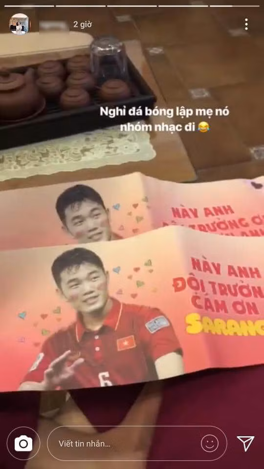 Cụ thể, 4 bức ảnh được cho là xuất phát từ tài khoản Instagram của cô, trong đó có một ảnh chụp các túi quà, ảnh chụp hộp bánh, ảnh mặt nạ đắp mặt và ảnh poster in hình Xuân Trường. Ở ảnh chụp túi quà, cô gái này viết:"Các em gửi bao nhiêu quà thì chỉ báu chị thôi".