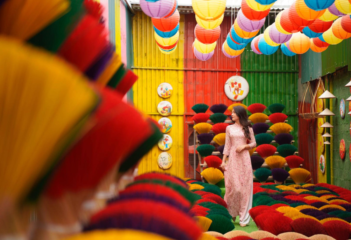 Địa điểm check in gần Hà Nội còn có làng hương Quảng Phú Cầu (huyện Ứng Hòa), nơi đây thường xuyên đón các bạn trẻ ở Hà Nội và những vị khách du lịch quốc tế đến tham quan, khám phá như một địa điểm du lịch mới nổi. Ảnh: Minh Lý