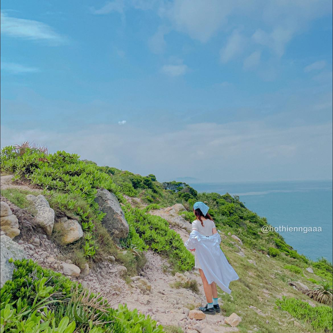 Một số điểm check in khi đến Quan Lạn phải kể đến như: Bãi cỏ châu Âu; Eo gió nằm gần đền Cậu, Cửa Đông; Bãi biển ở Minh Châu; Trục đường chính trên đảo,...Ảnh: Hồ Thiên Nga