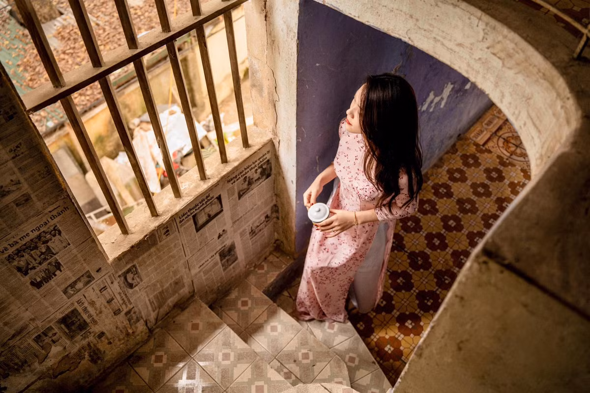 Đến làng hương các bạn trẻ có thể chuẩn bị áo dài truyền thống để tạo dáng chụp ảnh. Ảnh: Minh Lý