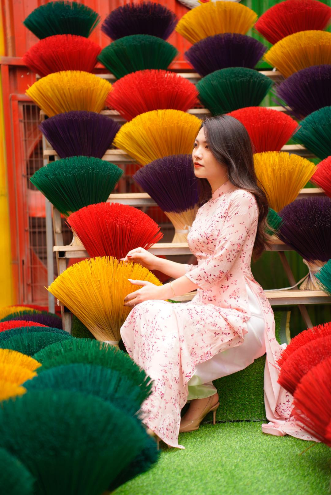 Đối với người dân Hà Nội, thay vì phải mua vé máy bay để di chuyển vào Huế xa xôi, thì giờ đây, chỉ cần mua vé xe buýt vài nghìn đồng, nhiều bạn trẻ đã có thể có cho mình được một địa điểm tham quan, chụp ảnh thú vị. Ảnh: Minh Lý