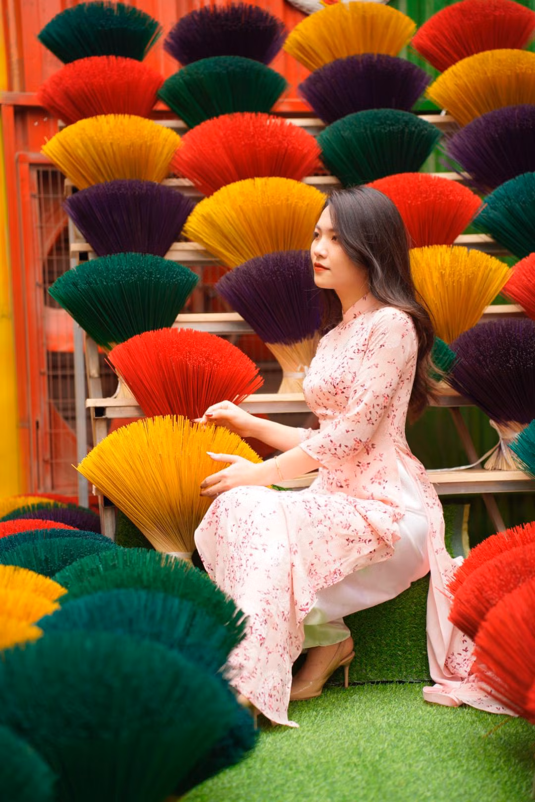 Đối với người dân Hà Nội, thay vì phải mua vé máy bay để di chuyển vào Huế xa xôi, thì giờ đây, chỉ cần mua vé xe buýt vài nghìn đồng, nhiều bạn trẻ đã có thể có cho mình được một địa điểm tham quan, chụp ảnh thú vị. Ảnh: Minh Lý