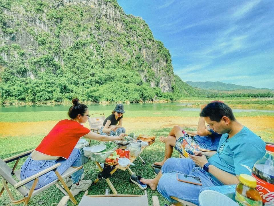 Đường vào suối rất dễ đi cách đường chính khoảng 1km, ô tô có thể vào tận ven sông. Điểm được yêu thích, dùng để cắm trại chính là đoạn sông thuộc thôn Nà Bờ, xã Sào Báy, huyện Kim Bôi tỉnh Hòa Bình. Ảnh: Nguyễn Hồng Thu Trang